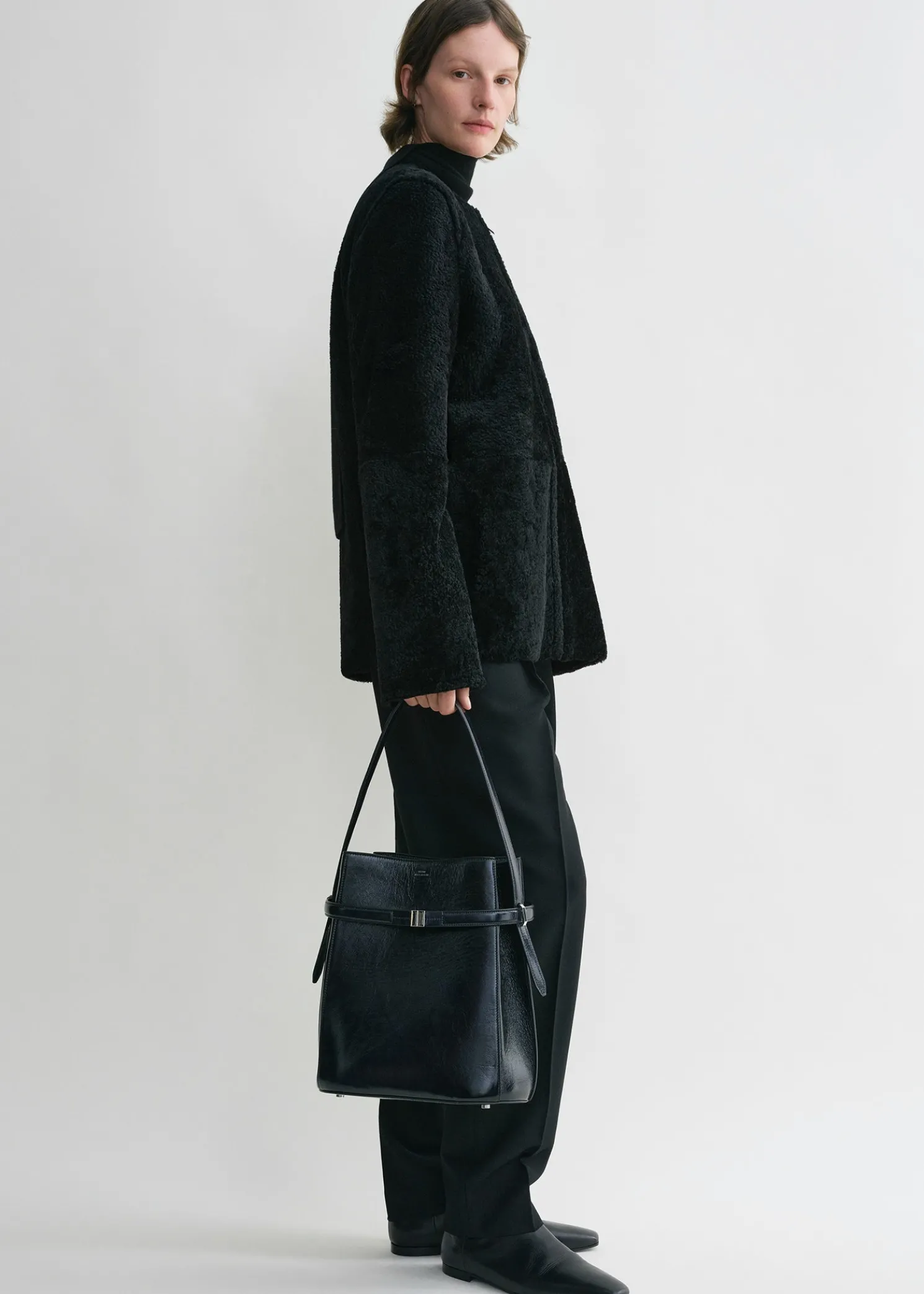 Belted Naplack bucket bag navy