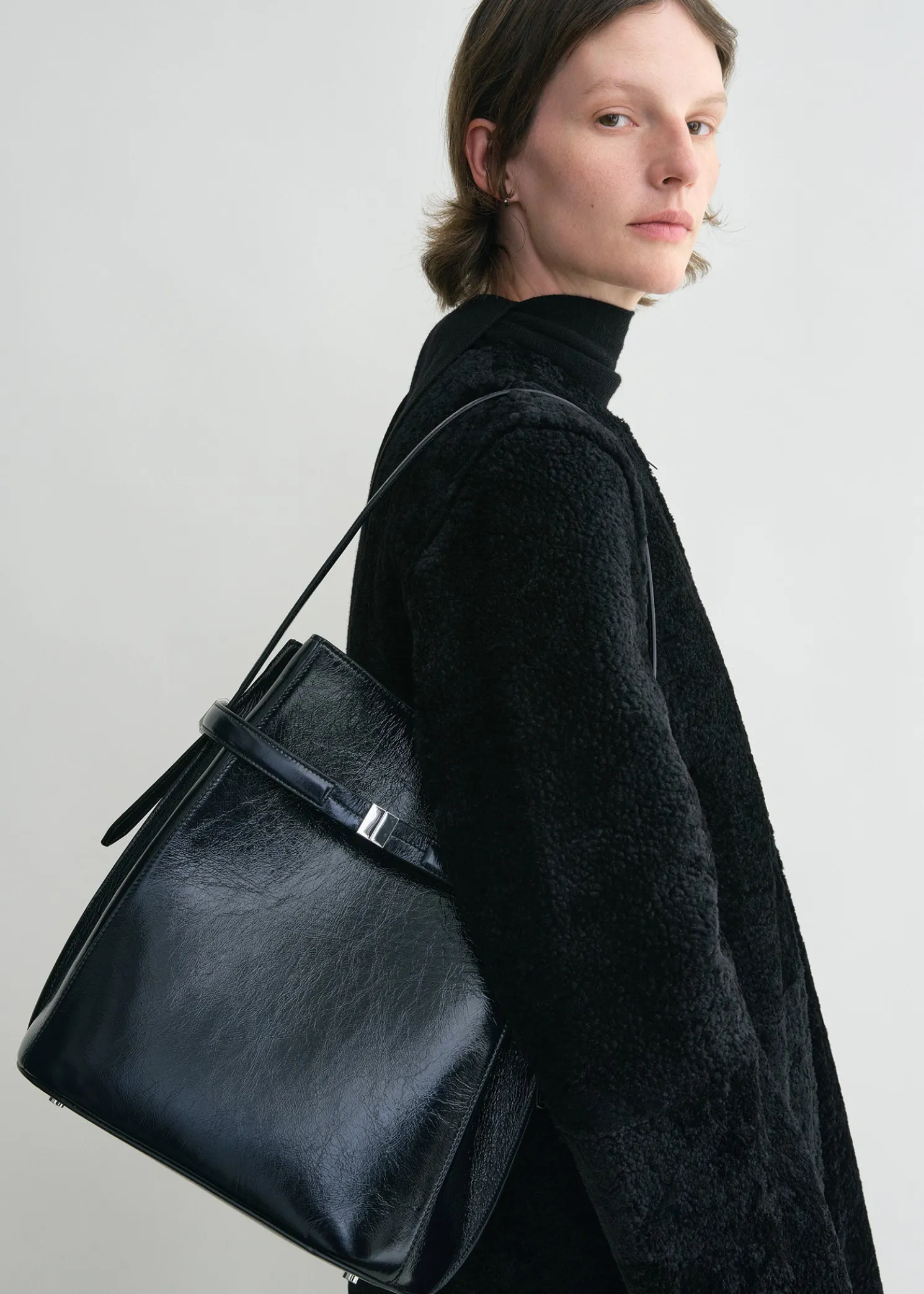 Belted Naplack bucket bag navy