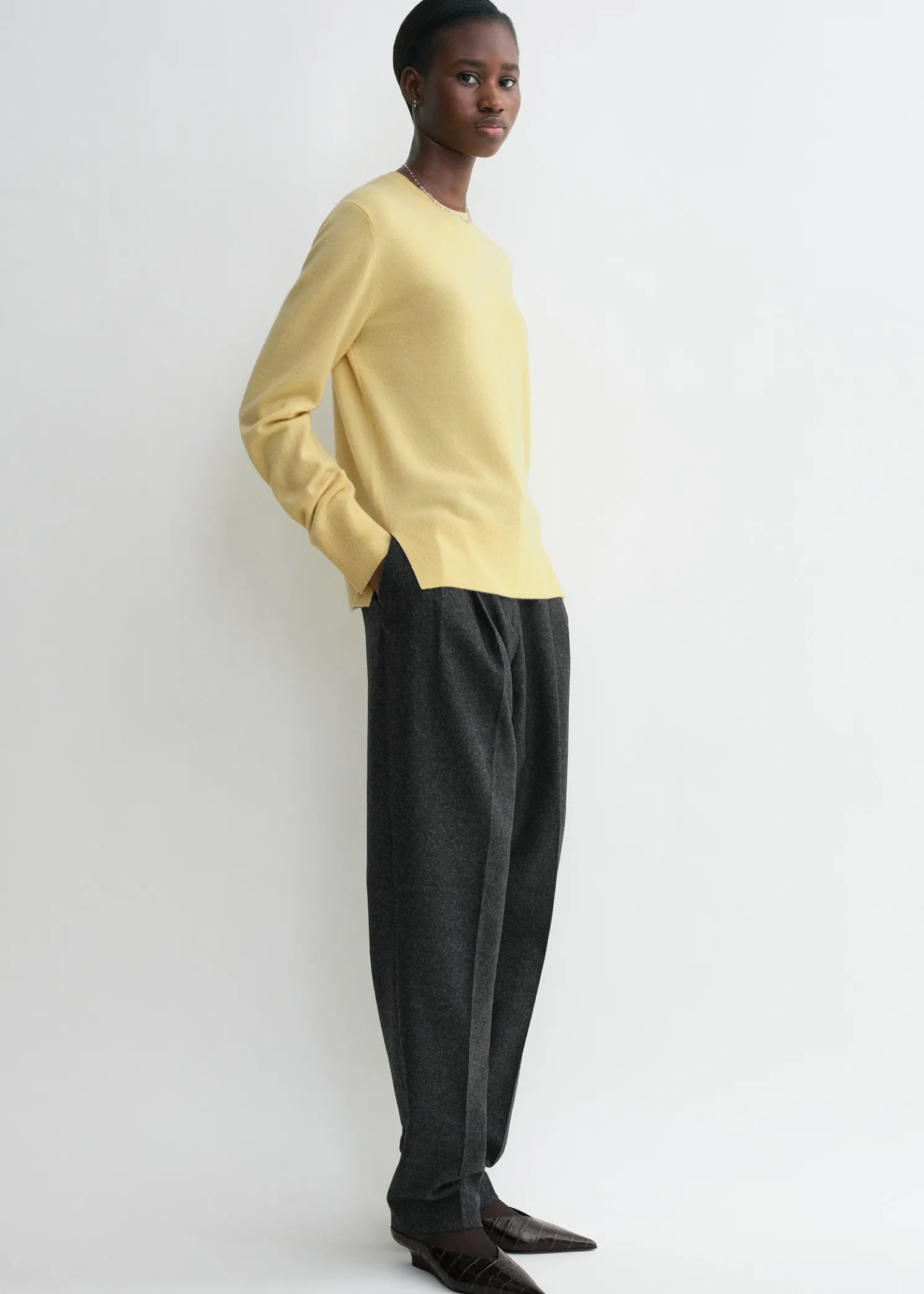 Crew-neck cashmere knit soft yellow