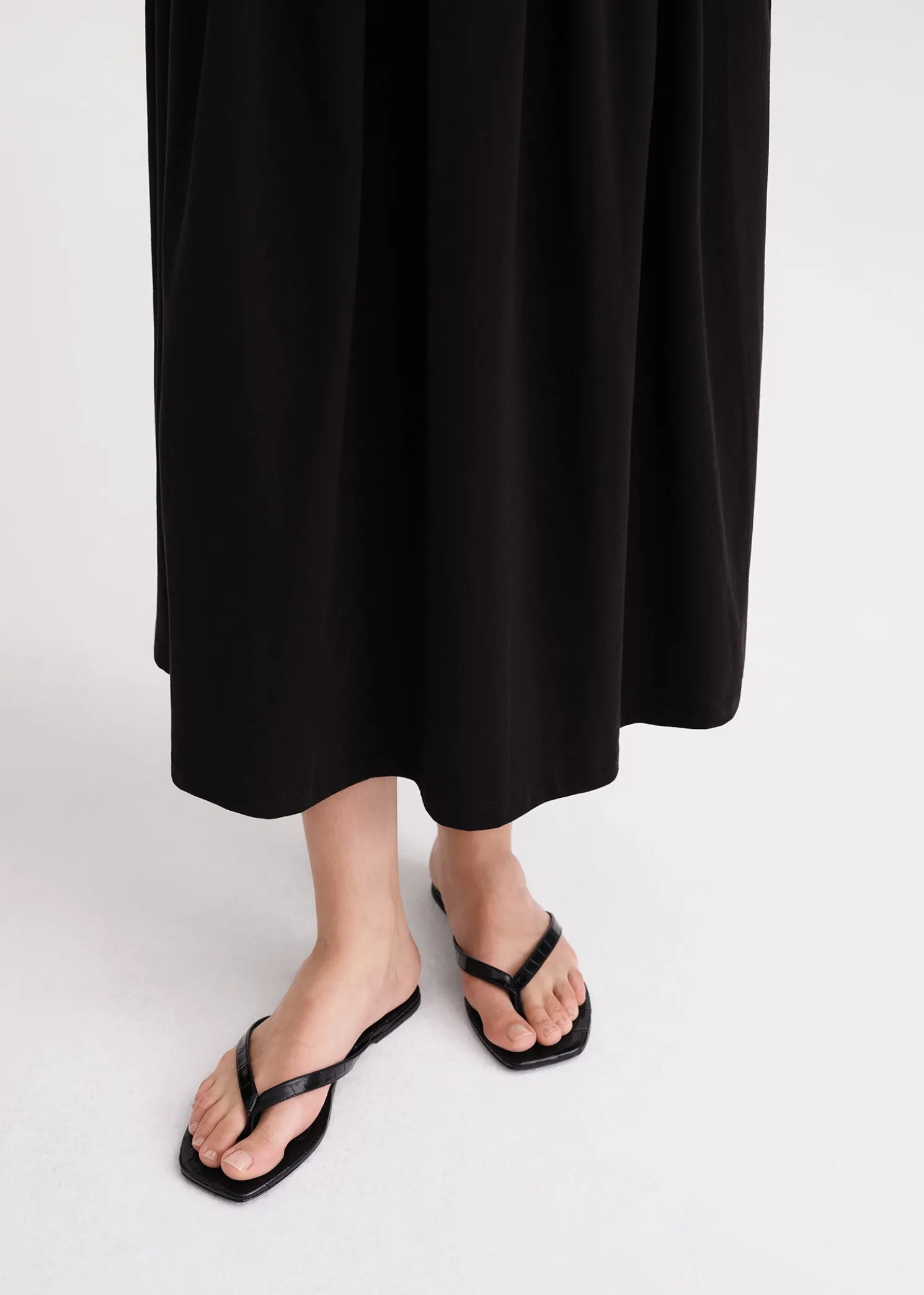 Croco-embossed flip flops black