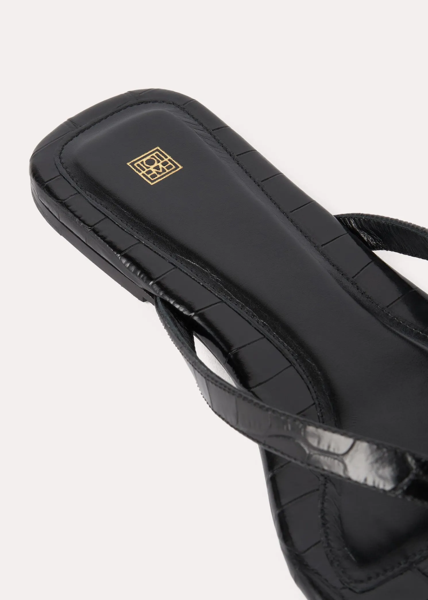 Croco-embossed flip flops black