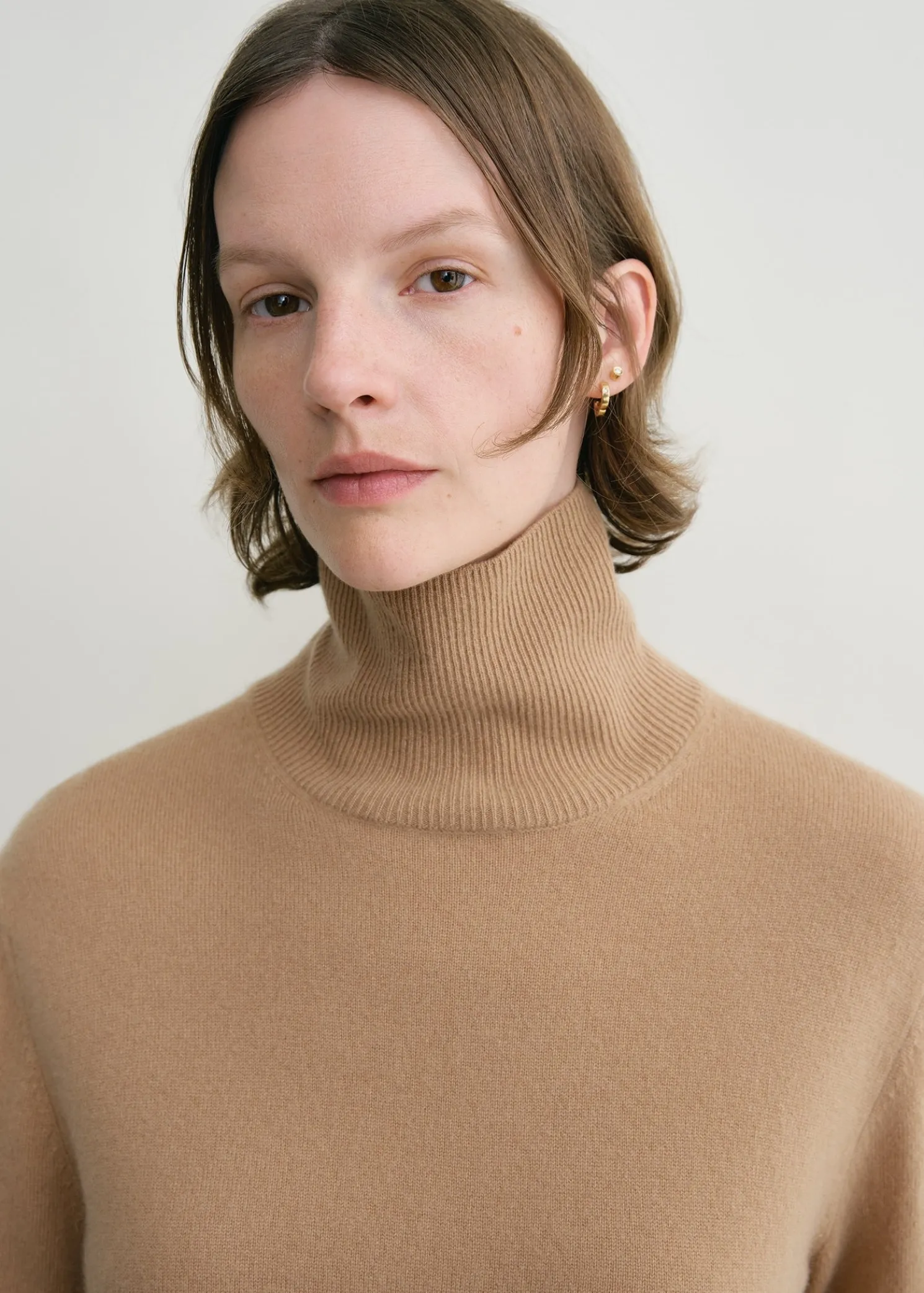 Cropped turtleneck camel
