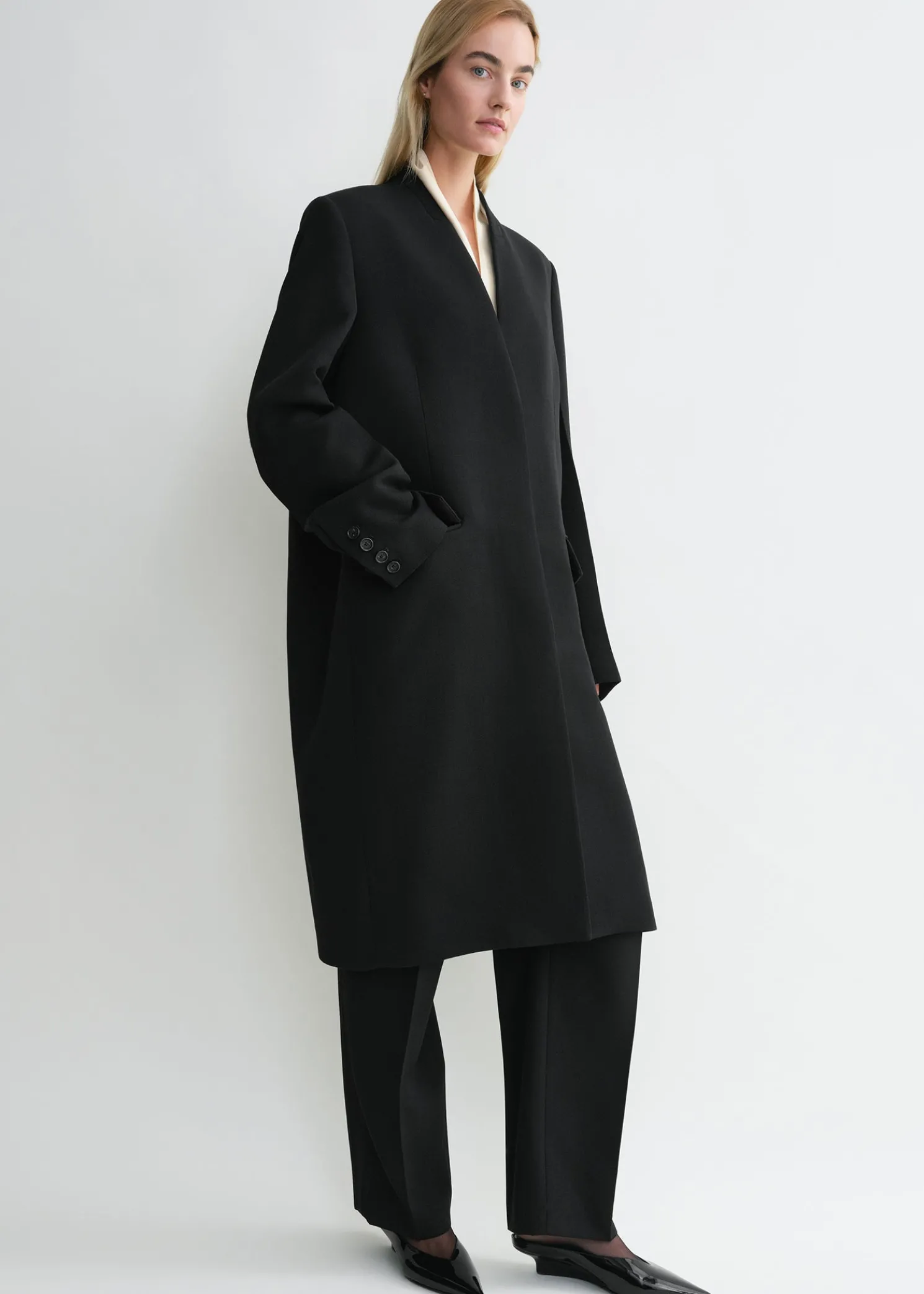Deep pleat coat black