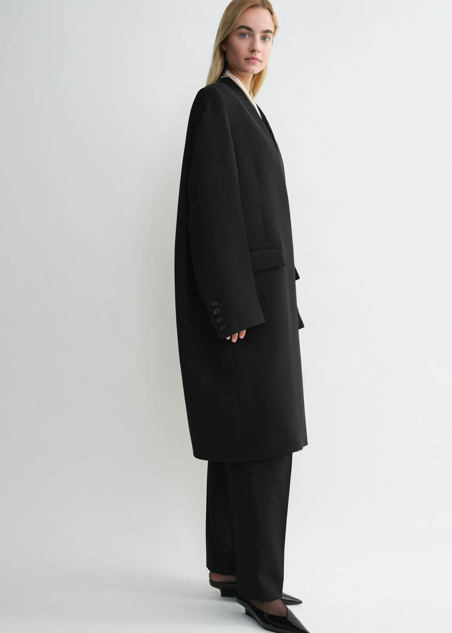 Deep pleat coat black
