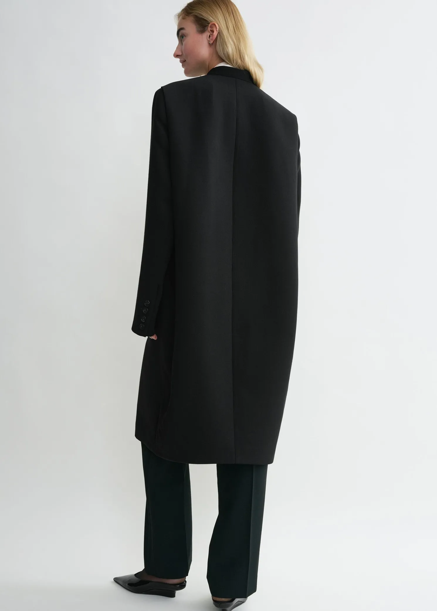 Deep pleat coat black