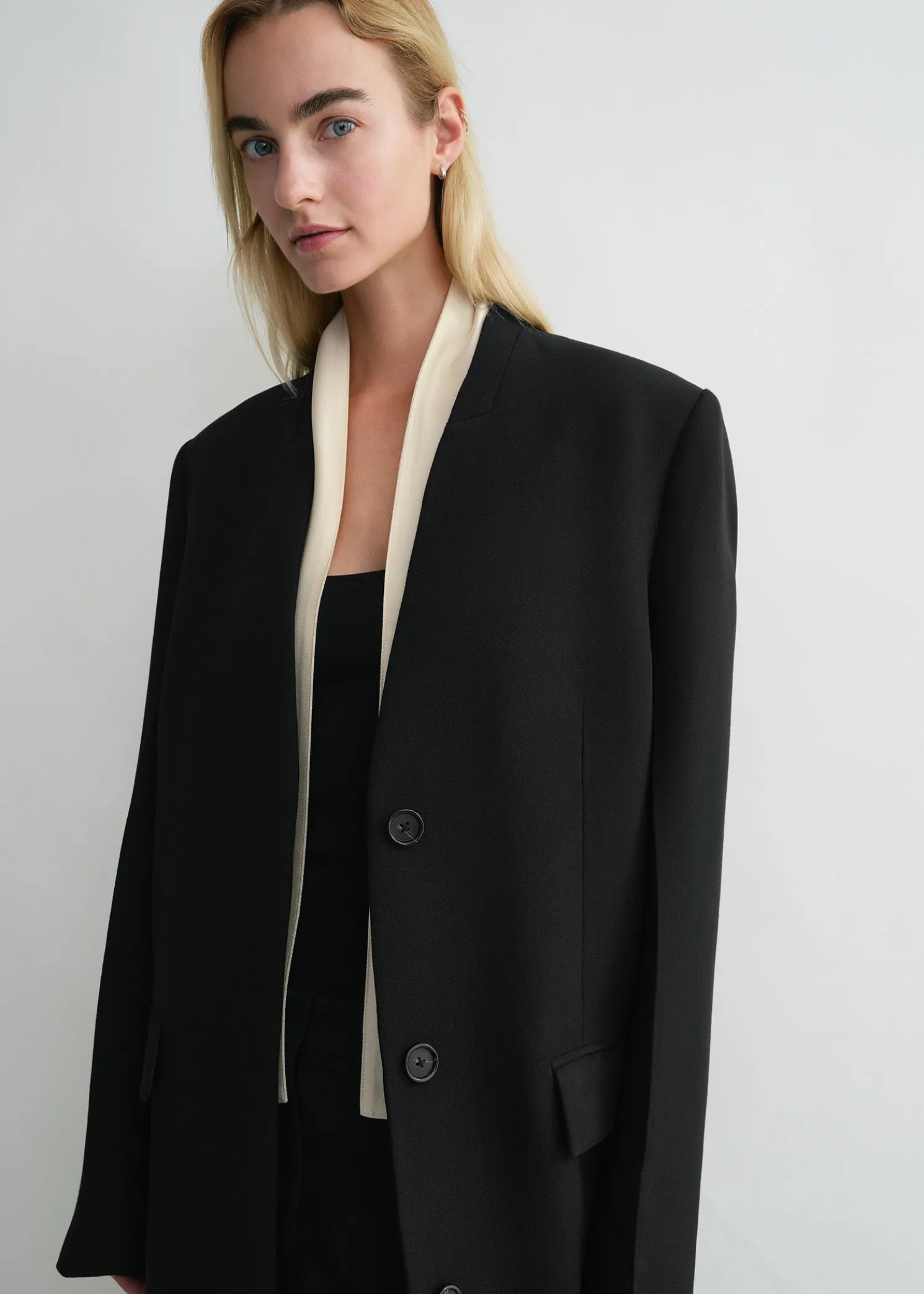 Deep pleat coat black