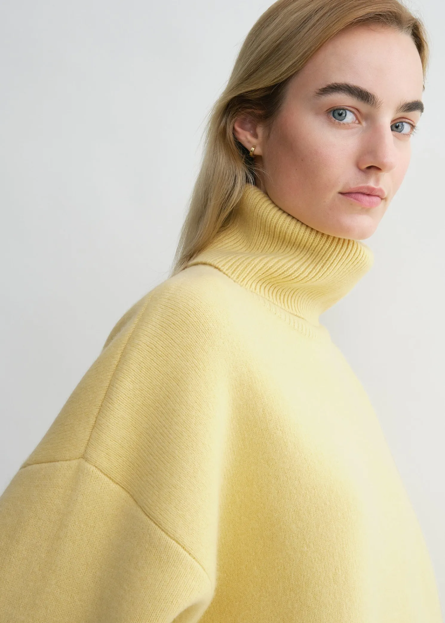 Double-knit turtleneck soft yellow