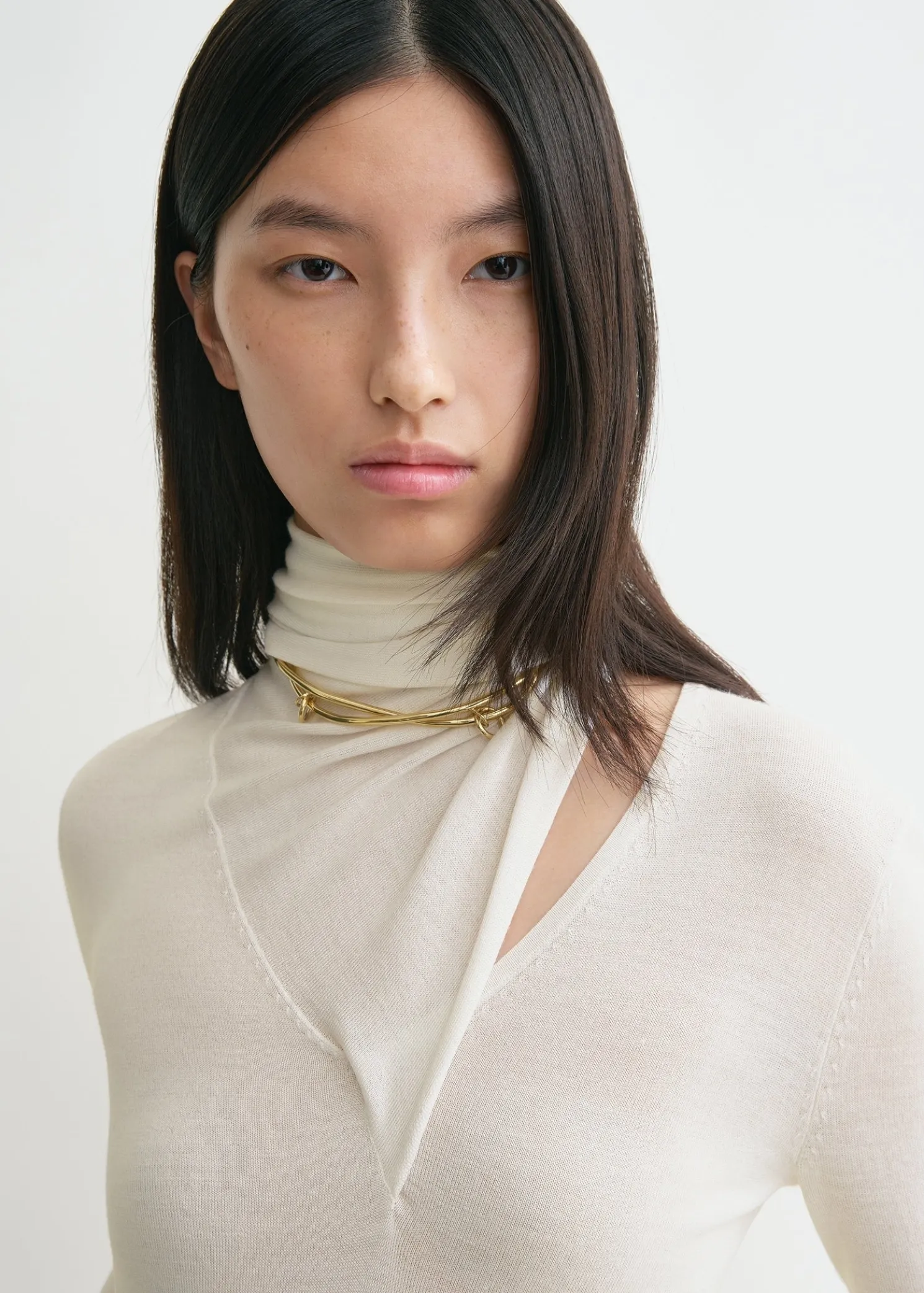 Draped-scarf fine knit off-white