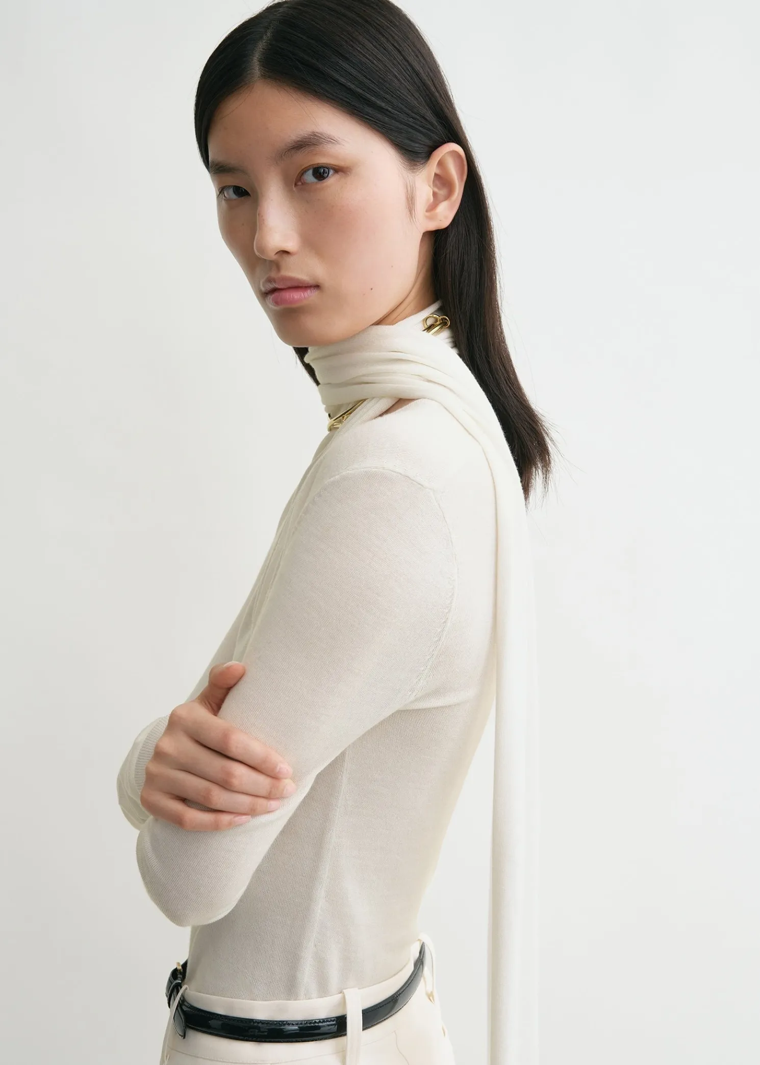 Draped-scarf fine knit off-white
