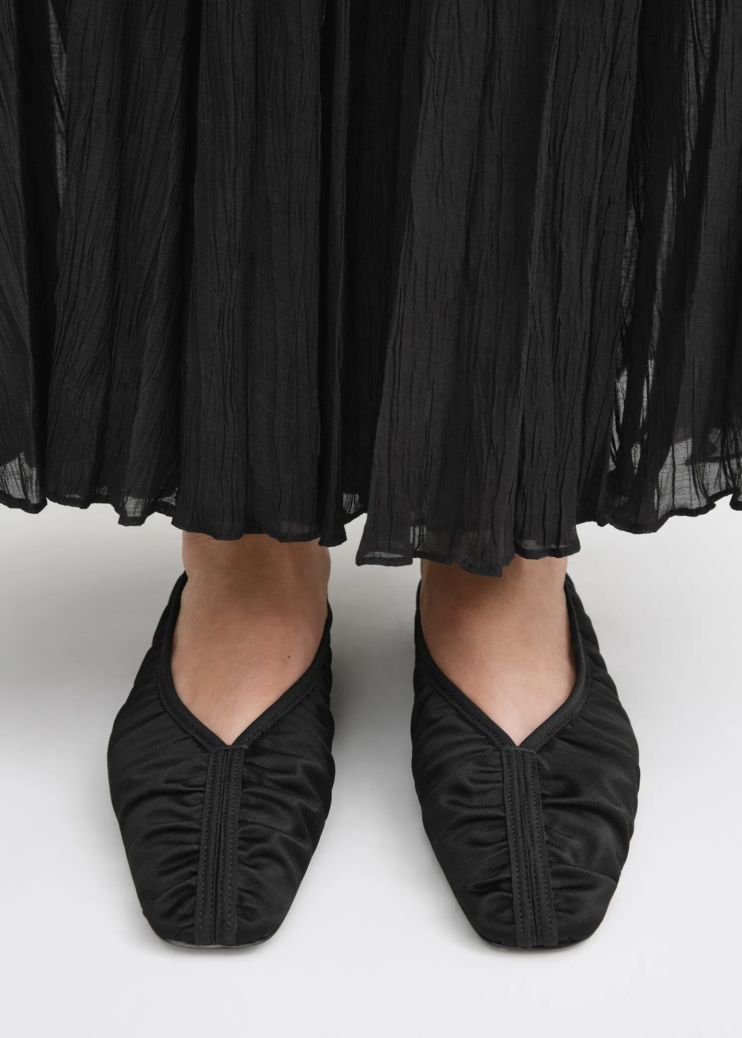 Gathered satin flats black
