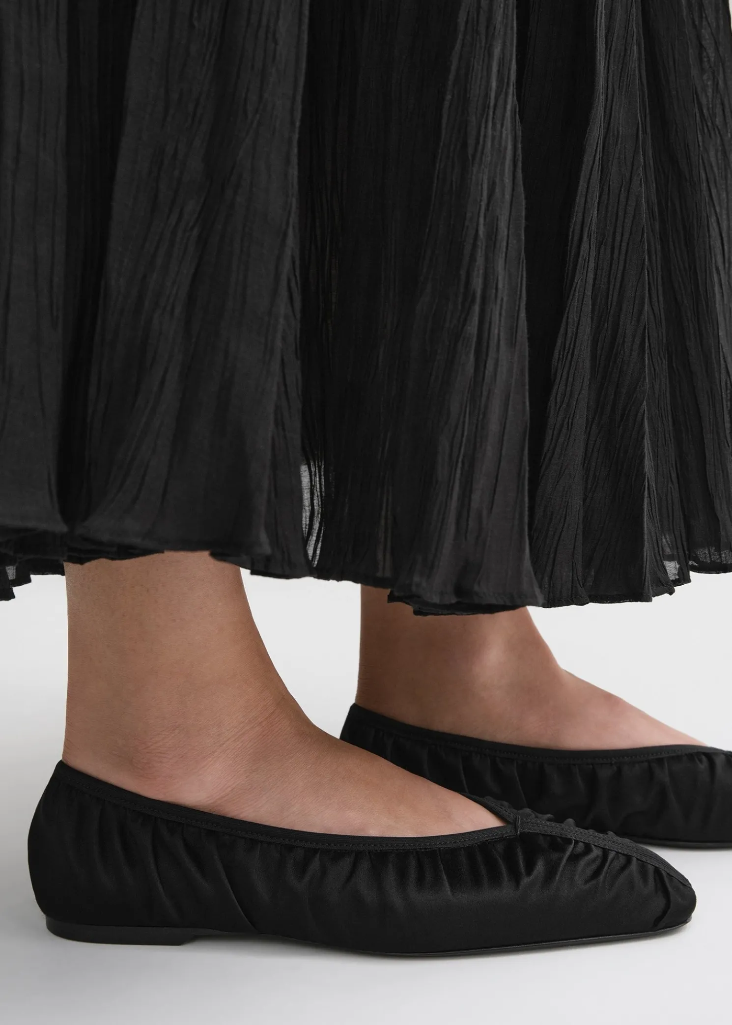 Gathered satin flats black