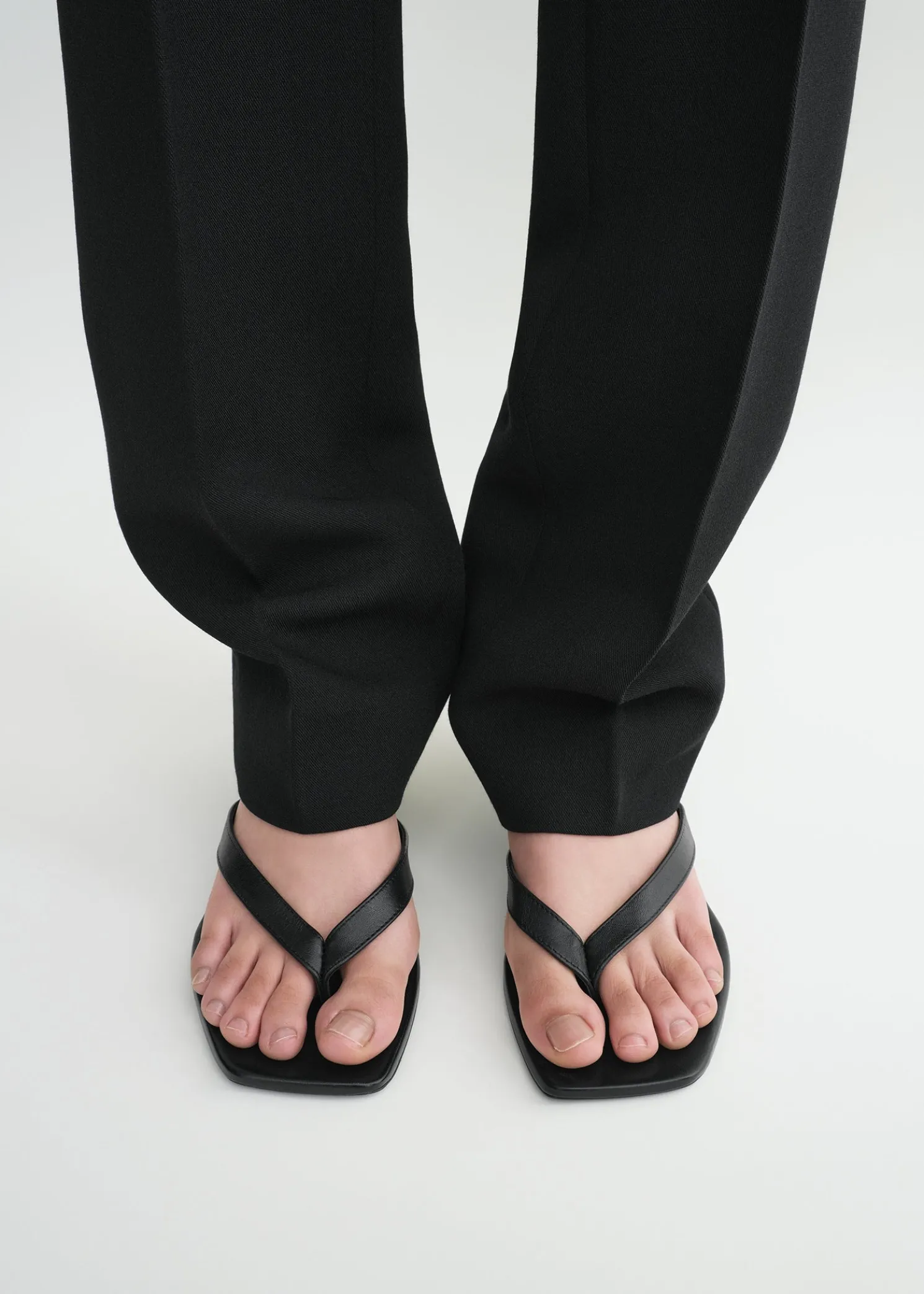 Leather heeled flip flops black