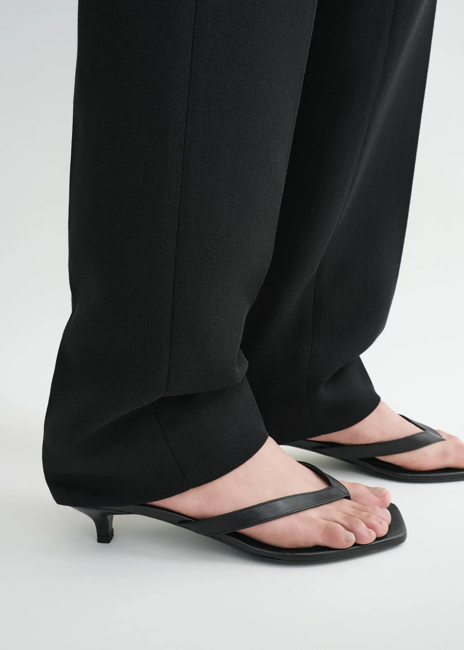Leather heeled flip flops black