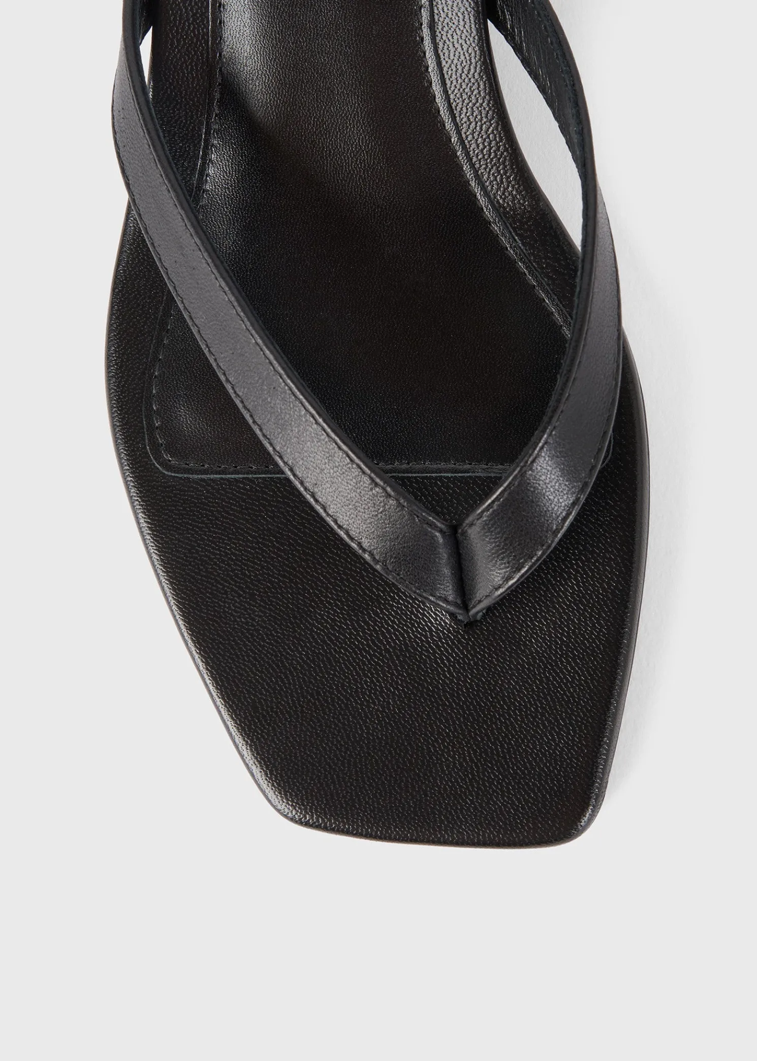 Leather heeled flip flops black
