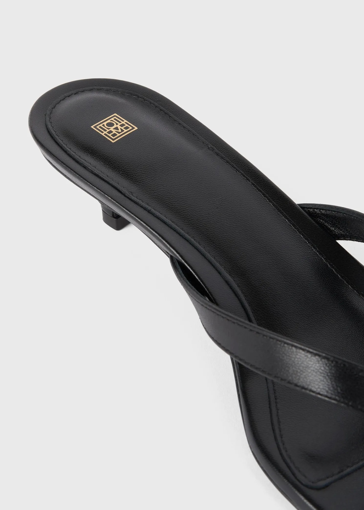 Leather heeled flip flops black