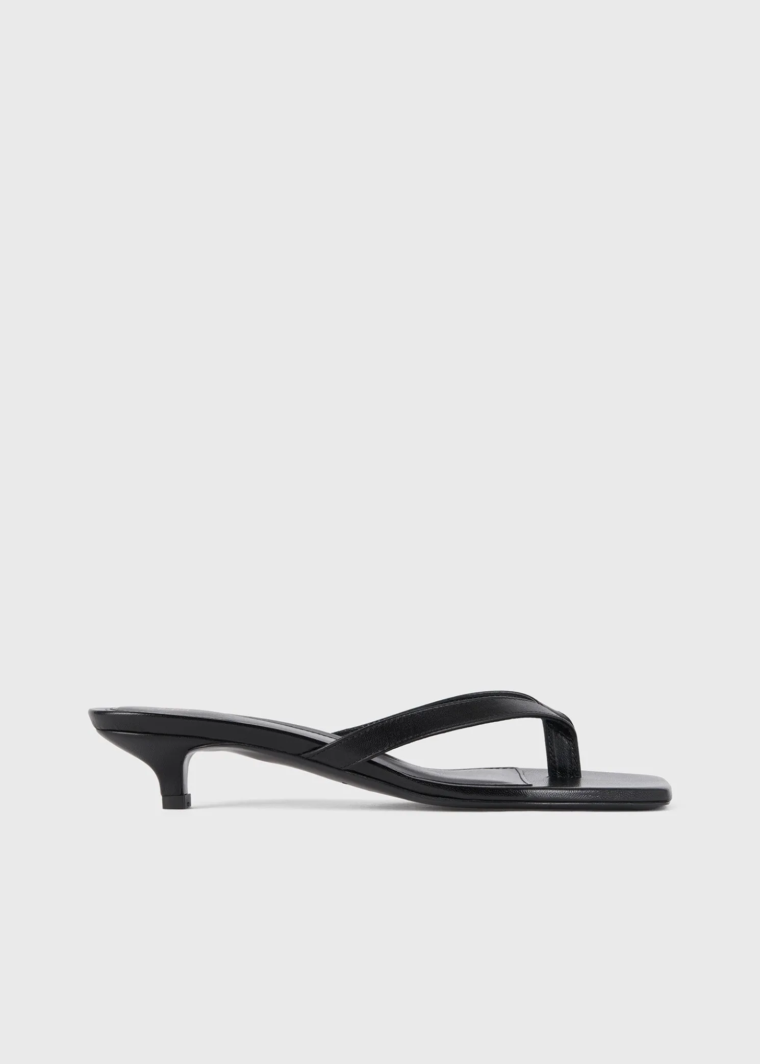 Leather heeled flip flops black