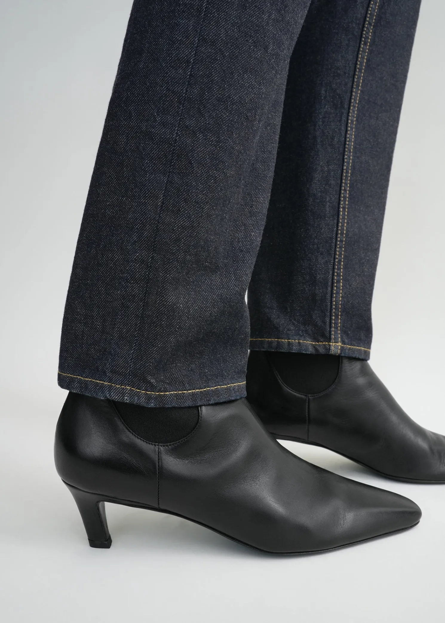 Leather mid-heel boots black