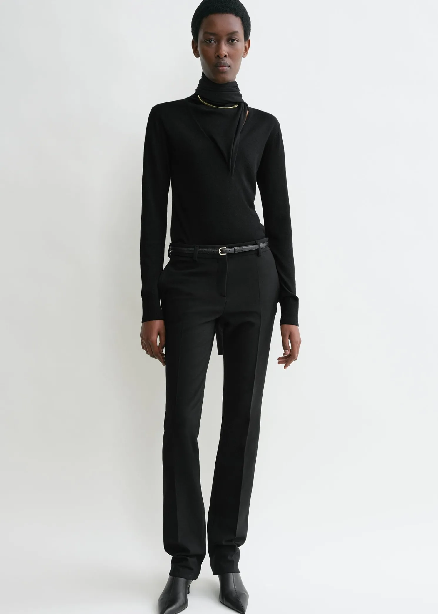 Low-waist slim trousers black