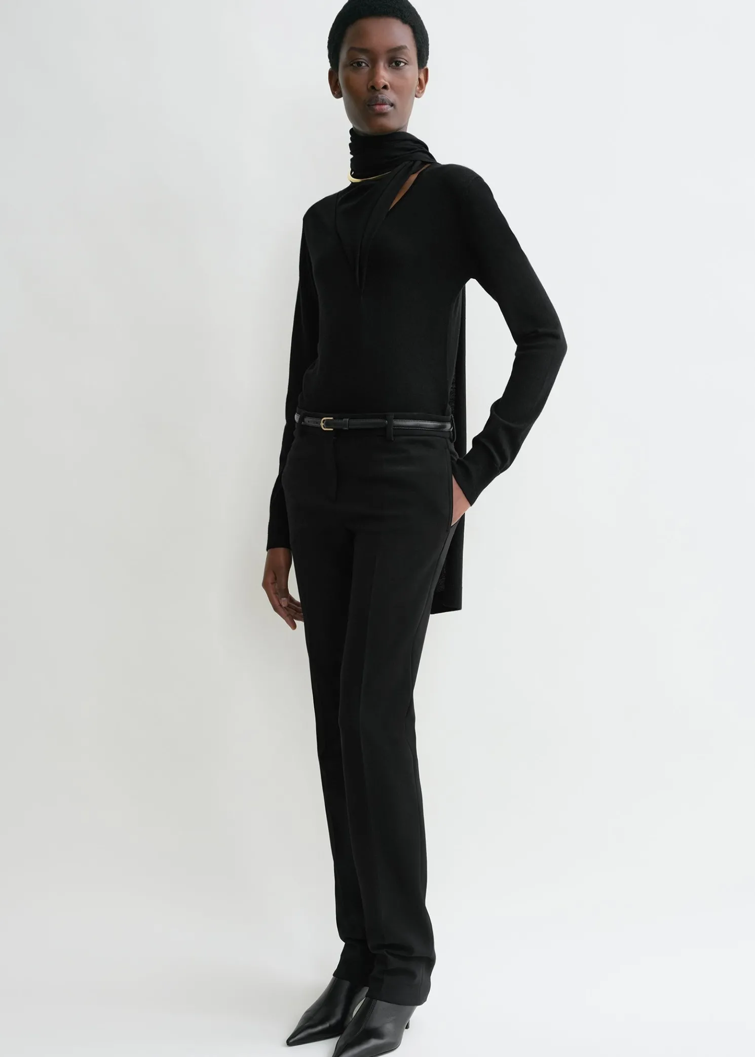 Low-waist slim trousers black