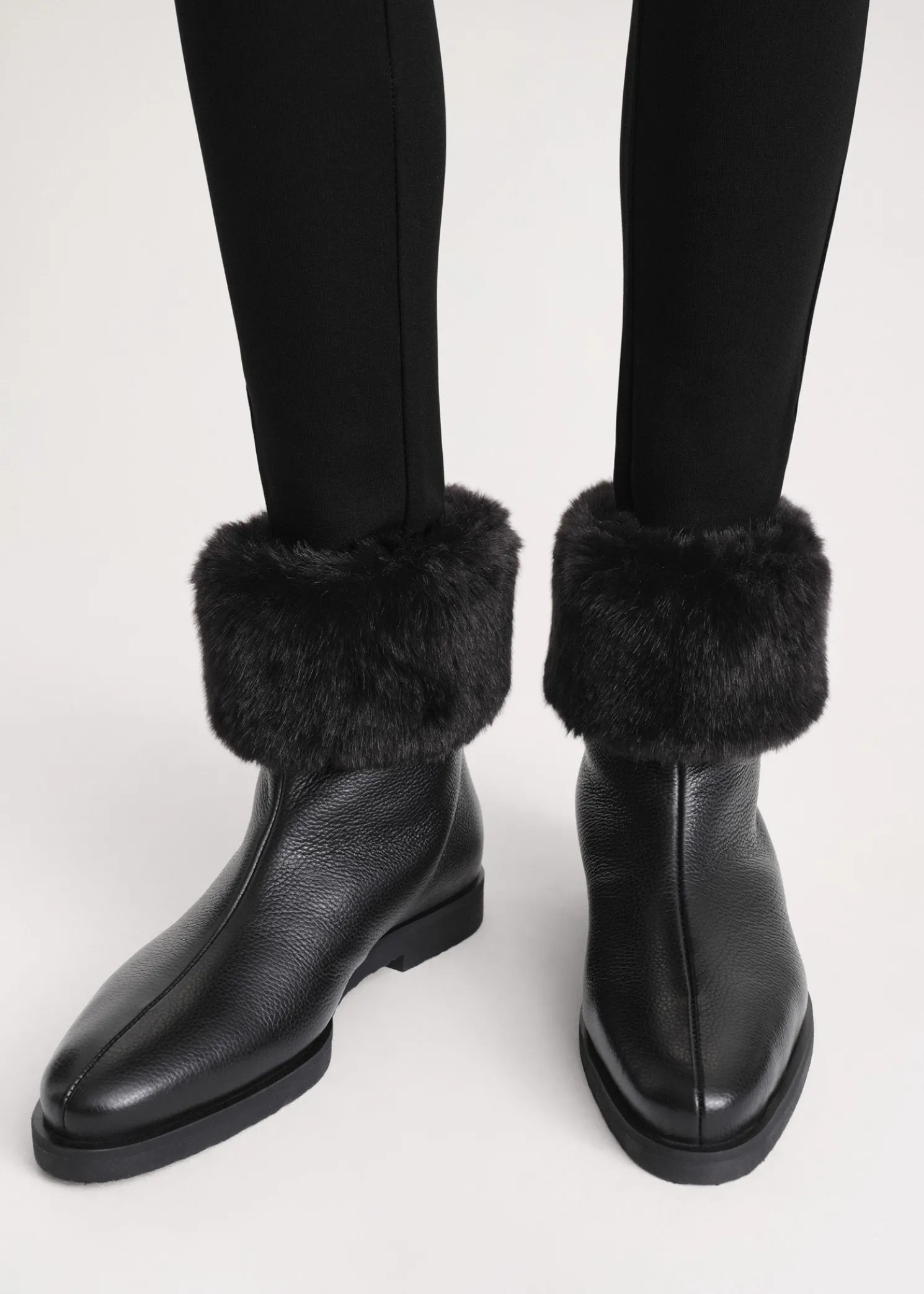 Off-duty boots black
