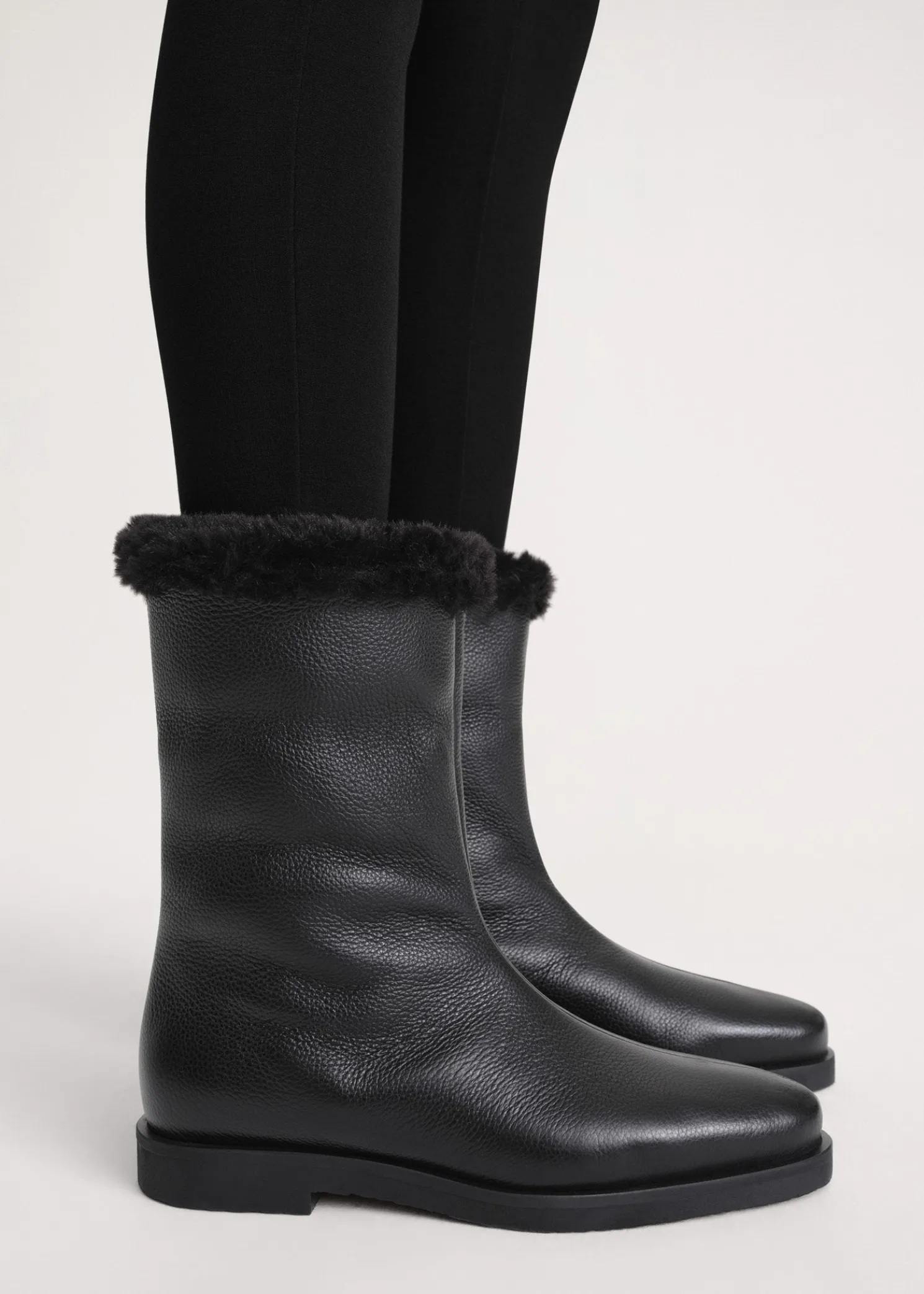 Off-duty boots black