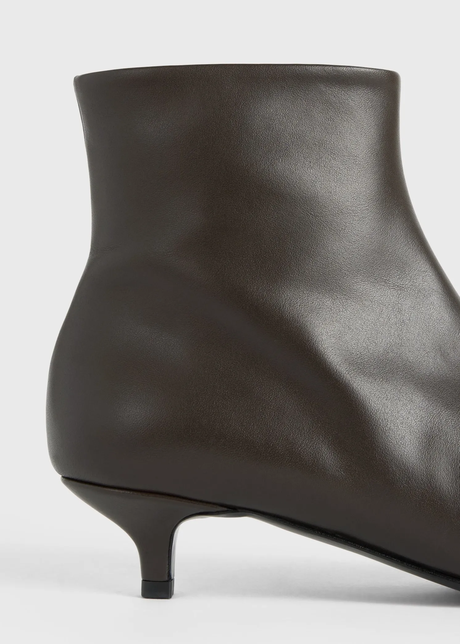 Slim leather ankle boots bark