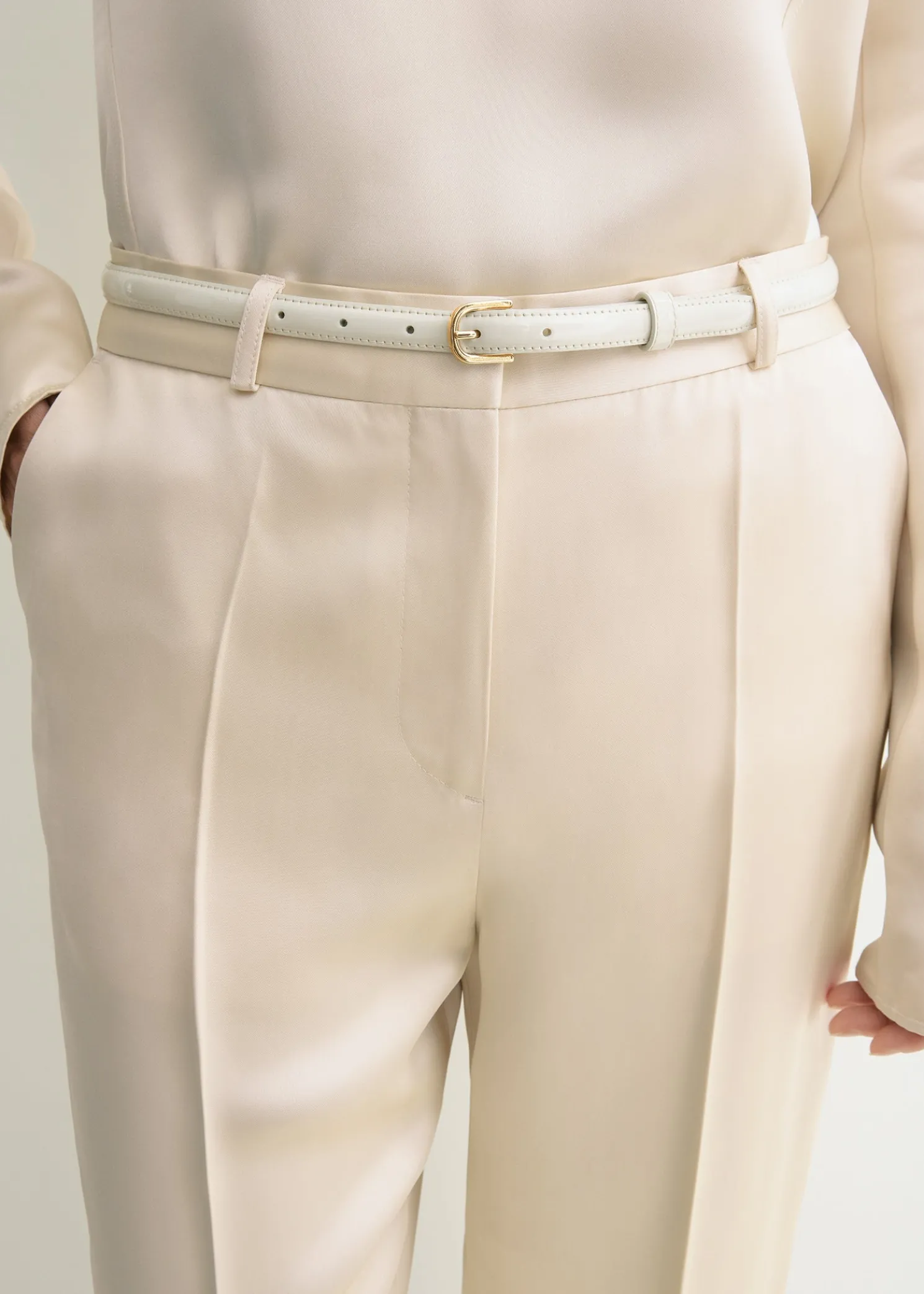 Thin patent belt bleached sand